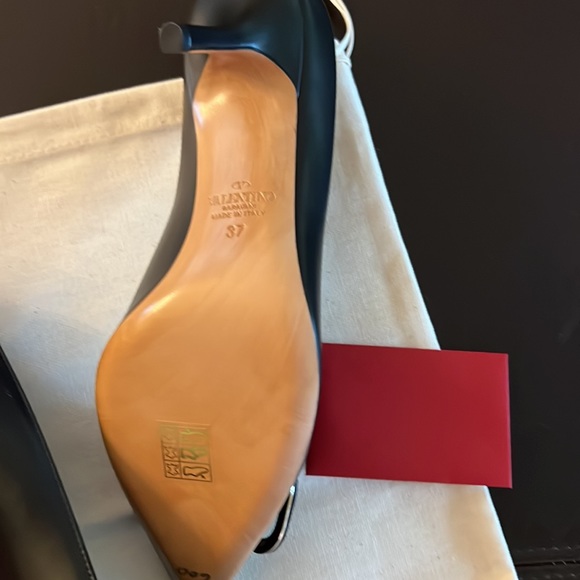 New VALENTINO GARAVANI V Logo Signature Black Leather Pumps EUR 37 N/B - Picture 8 of 16